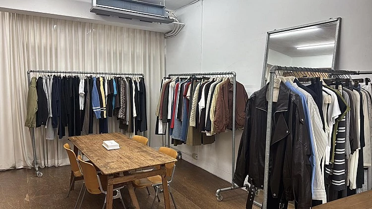 2143藏身於松山區老公寓二樓的空間,入口低調卻極具個性,推門上樓彷彿走進熟識造型師的私人工作室,逛起來更自在。