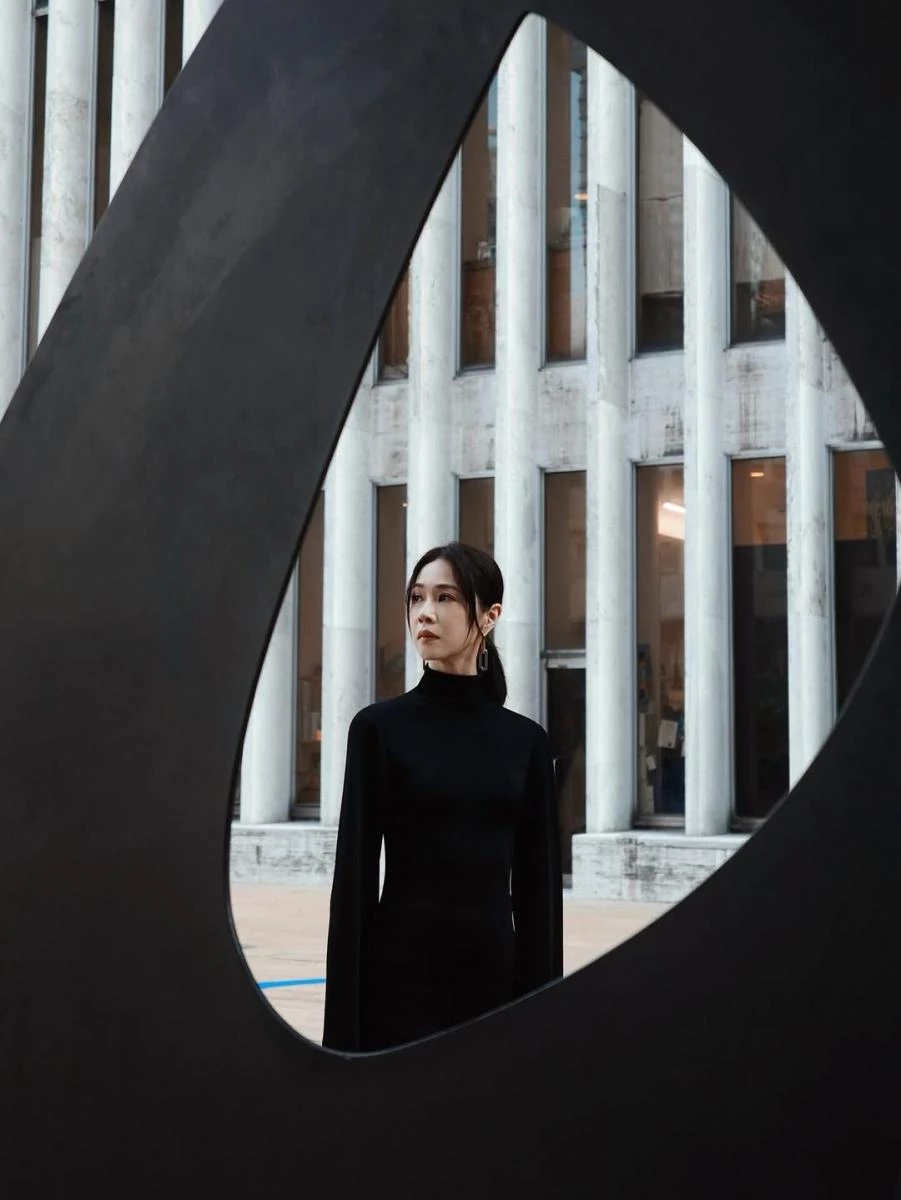 謝盈萱不只是金馬、金鐘雙料影后,更懂得以風格展現生命厚度。45歲的她,從舞台到紅毯,始終以自信與從容詮釋不被年齡定義的優雅。謝盈萱減齡穿搭沒有過多矯飾,卻總能讓人眼前一亮,寬褲線條的鬆弛、牛仔單品的率真、襯衫與背心的層次感,都精準拿捏成熟與俏麗的平衡。而她最常運用的亮點祕密武器,就是一副極具份量感的吊墜耳環。無論極簡西裝、隨性襯衫或正式禮服,一抹閃耀的耳飾,總能讓她的氣場多了幾分戲劇張力。以下,編輯精選了9款入門級精品吊墜耳環,小資女孩不用花大錢,也能戴出高貴不貴的風格氣場。