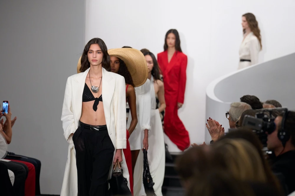 在紐約麥迪遜大道 650 號的總部,Ralph Lauren 選擇以極為私密卻富有象徵性的場地發表 2026 春夏女裝系列。