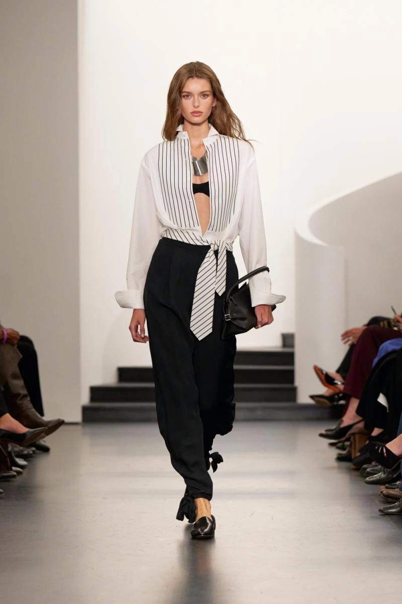 不同於部分品牌急於追逐潮流,Ralph Lauren 在本季選擇的策略,是「重塑經典」。