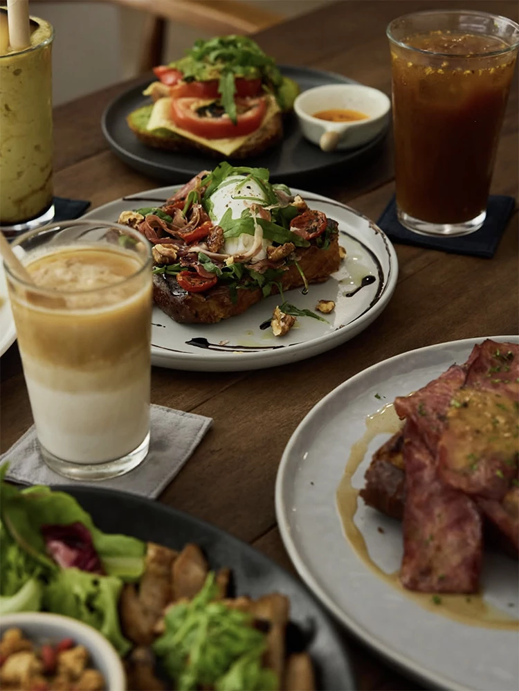 Nook brunch人氣餐點包含可自選五種配料的 Brunch Plate,例如太陽蛋、薯塊、生菜、油封番茄與歐式麵包,食材新鮮、份量十足。