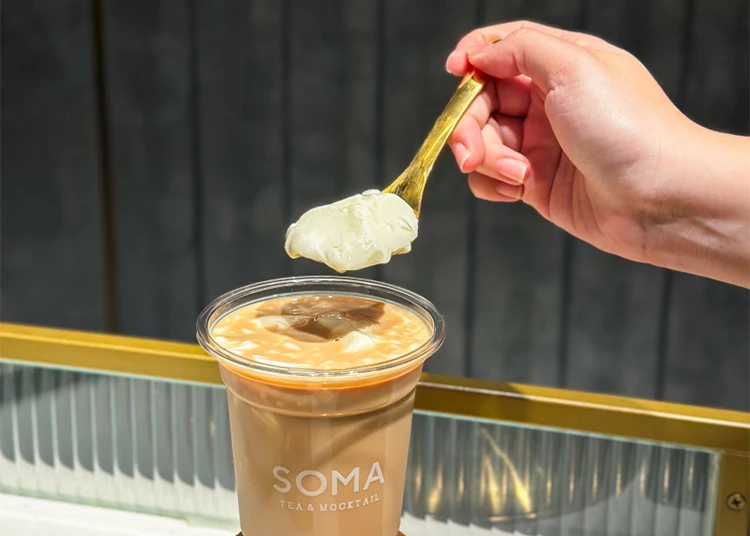 SOMA特調飲品中山概念店近日攜手台東排隊名店山海豆花,把永康街一碗難求的天然鹽滷絹豆花,首次放進飲品系統裡。