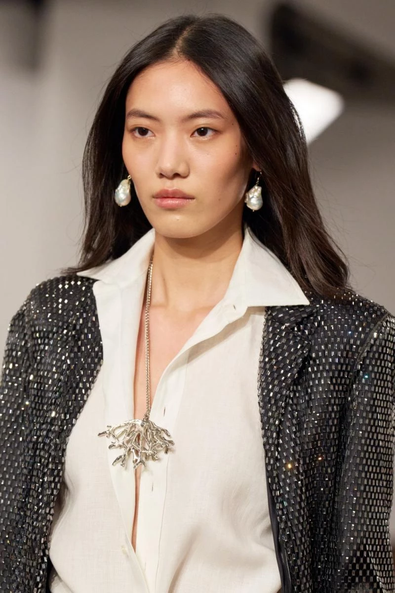 本季 Ralph Lauren 除了用經典的美式風格深耕品牌基因,同時也提升製衣技巧。服裝的製作上,工藝展現並非單純的裝飾,而是將品牌價值的具體化。