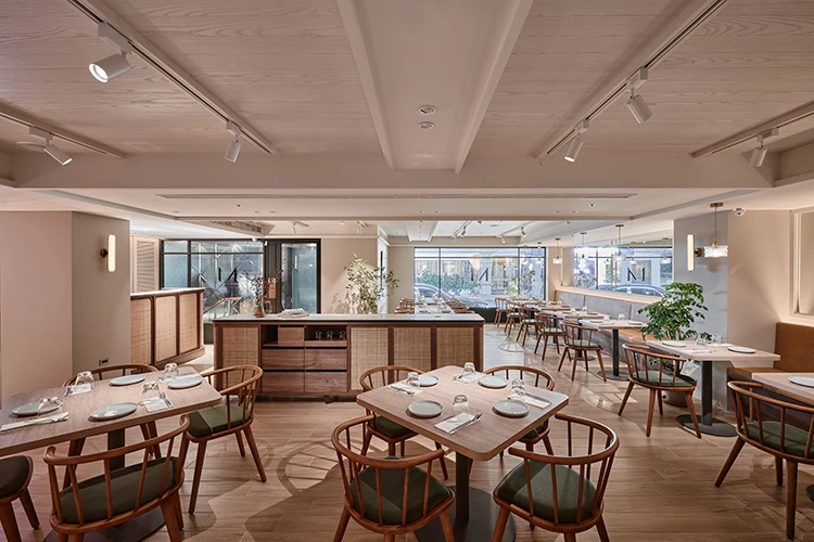 M One Café 低調隱身巷弄間,輔以鏡面與暖黃燈光設計,營造出精緻而不張揚的都會休閒氛圍 。