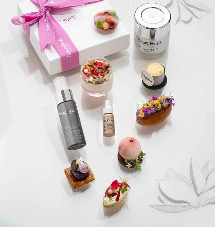 台北文華東方酒店以「A Taste of Beauty」食藝美學共慶品牌「鑽石極緻賦活系列」25週年的璀璨篇章，展演精準平衡與美食的美麗共鳴，賦予肌膚與味感皆由分寸雕琢而成的細膩之美，喚醒午後味蕾的藝術饗宴