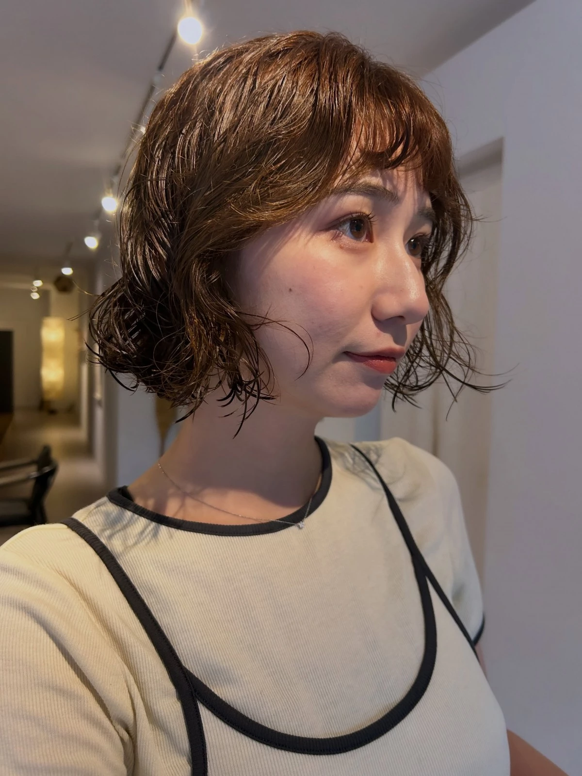 拿鐵棕捲短髮造型推薦4：復古萊斯利捲
