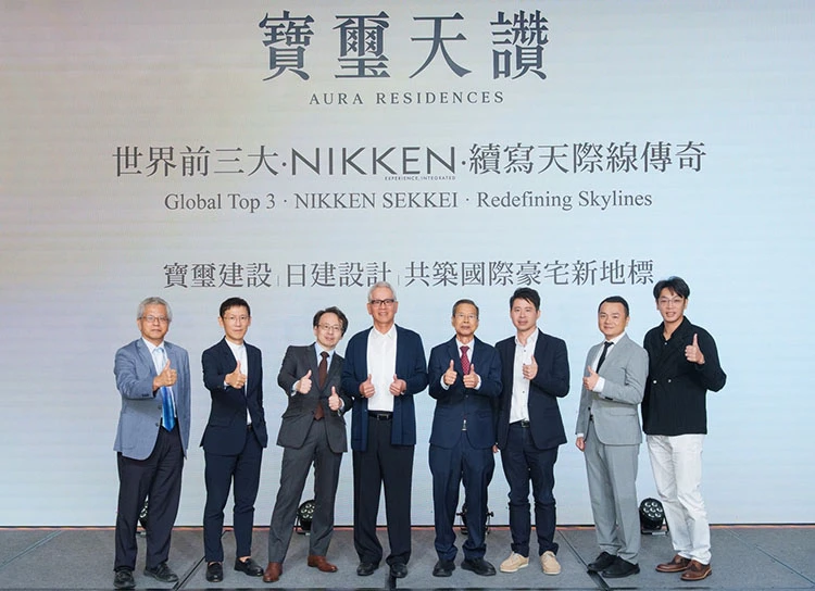 寶璽建設創辦人梁德煌(左4)、日建設計總監齊藤哲也(左3)等人,共同出席媒體發佈會。