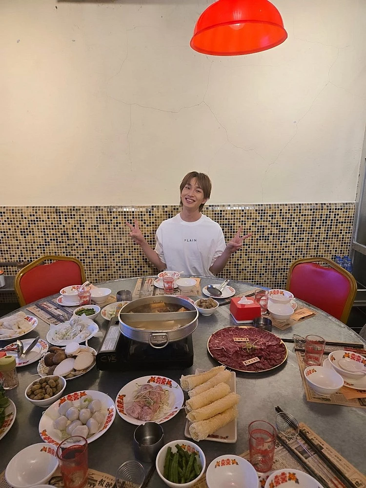 Shinee隊長溫流穿上「台灣品牌Plain-me」！近日訪港行程，曬出的聚餐照中悄悄留下驚喜彩蛋，身穿一件簡約的 plain-me 白色 T 恤，笑容燦爛比出手勢，意外成為粉絲討論焦點。據悉，這件 T 恤正是台灣粉絲送給溫流的禮物，沒想到竟被他穿上身！