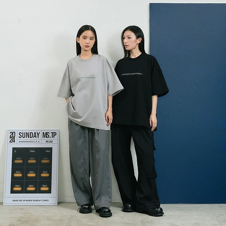 對 Plain-me 而言，商品從來不只是單純的服飾，而是一種「生活方式」的媒介。兩位主理人始終強調，店舖的角色不僅是提供衣著選擇，更是幫助顧客接觸更多文化、體驗更多生活的入口。