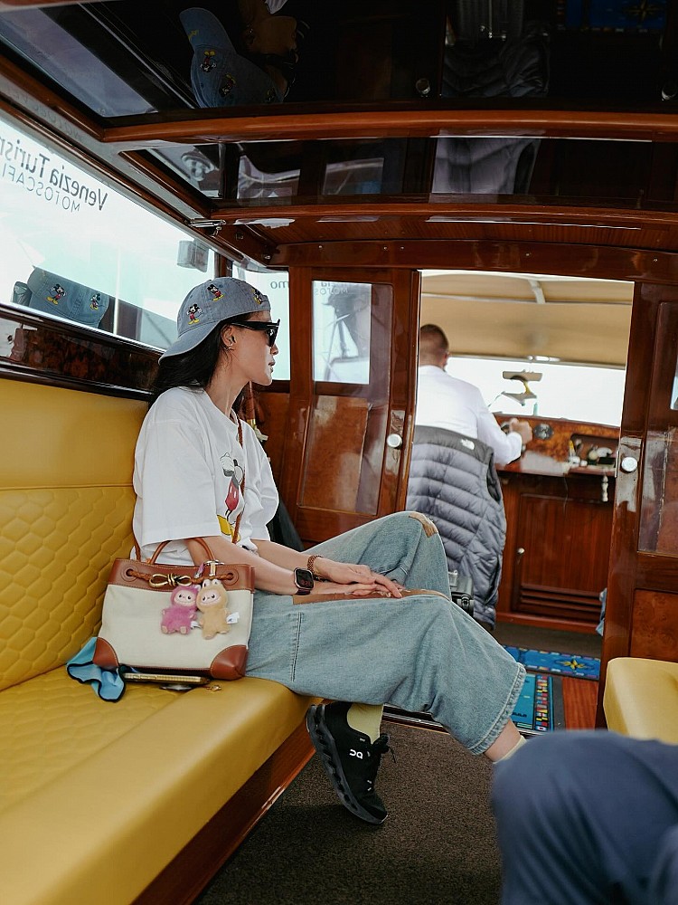 舒淇的日常私服穿搭，選擇米奇圖案白T，搭配復古感牛仔寬褲與同款米奇帽，輕鬆營造街頭少女氛圍。腳踩瑞士運動品牌On黑色運動鞋，Bottega Veneta Andiamo包款，以棕米雙色拼接，加上Labubu吊飾點綴，展現童趣與時髦兼具的獨特個性。