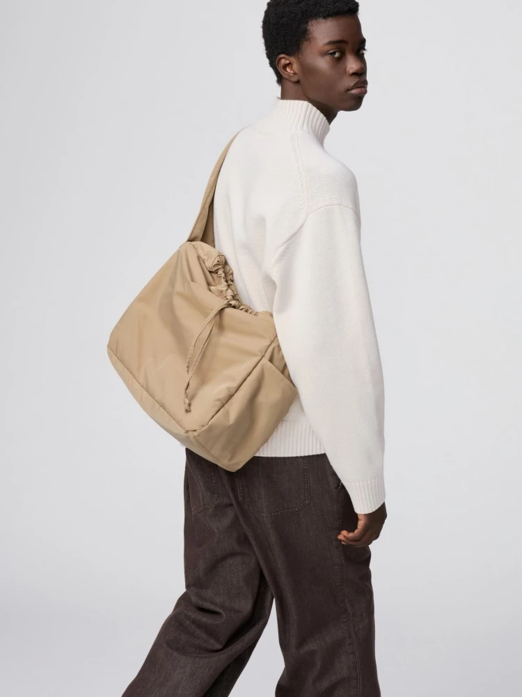 Uniqlo「澎軟肩背包」這一次推出四種色彩，包含：黑色、酒紅、海軍藍與米色的霧面色系，延續「Uniqlo : C」一貫的極簡中性美學