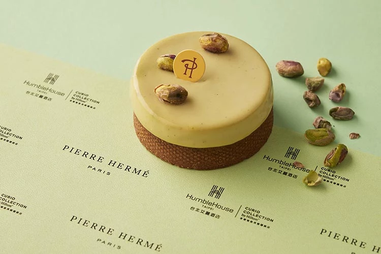 本次「香堤邂逅雙人下午茶」主打五款Pierre Hermé經典甜品,包括深受甜點控熱愛的「經典開心果塔」,由香滑的開心果奶油、開心果仁糖、柔軟蛋糕體及酥脆塔皮層層堆疊,滑順香濃中帶有輕盈口感;「典藏黑巧克力蛋糕」選用委內瑞拉 72% 頂級黑巧克力製作,巧克力慕斯與酥脆脆片交織出苦甜分明的層次,展現巧克力於法式甜點中的極致表現。另一亮點「香榭玫瑰可頌」則將千層酥皮結合玫瑰杏仁內餡與覆盆子荔枝果醬,一口咬下花果香瞬間綻放,讓人彷彿置身巴黎街角咖啡館,盡享法式生活美學。
