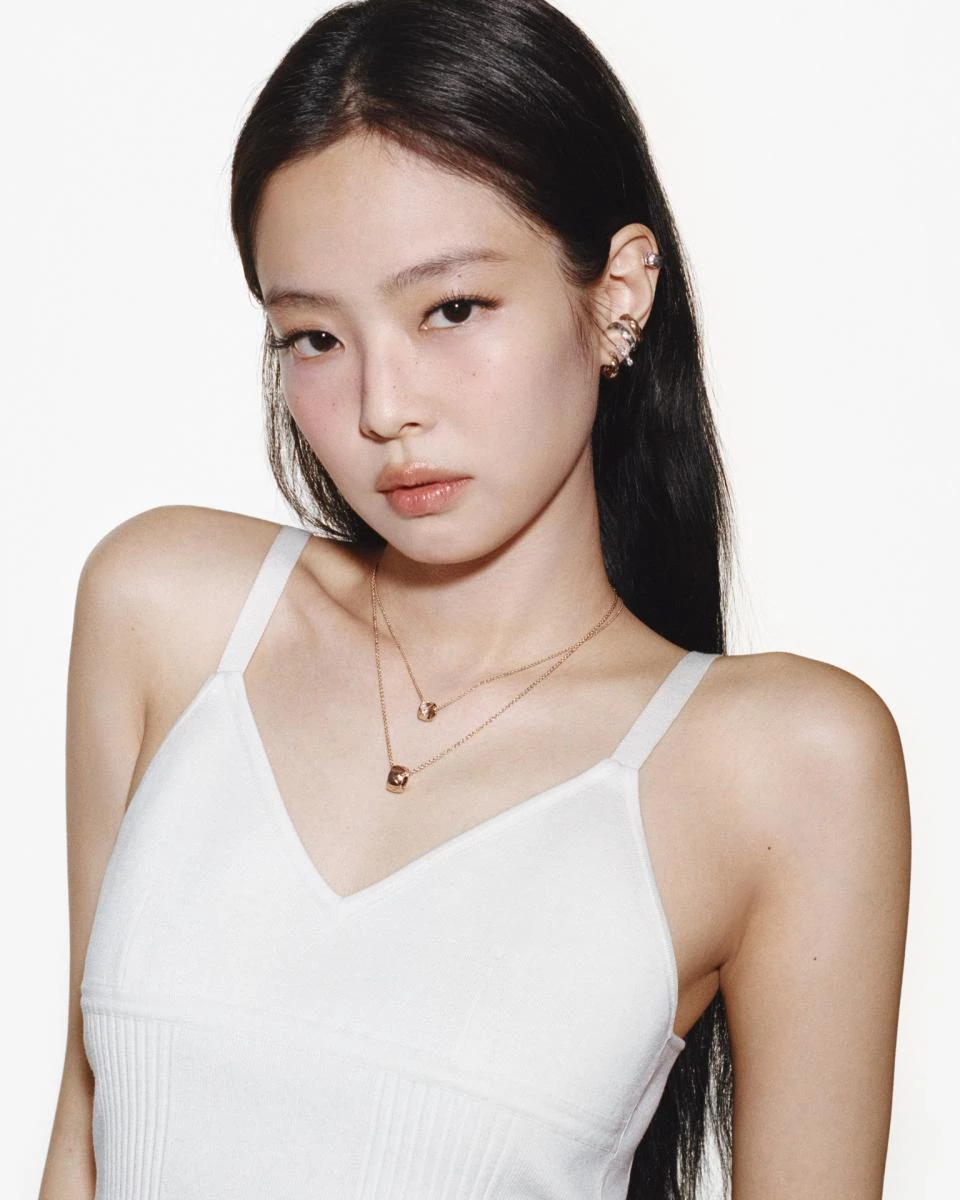 2019年 Jennie 成為 Coco Crush 主要形象大使,被視為系列發展的重要轉捩點。關鍵不只在於她的全球影響力,更在於她實際改變了市場如何佩戴與理解珠寶。她習慣將戒指、手環自由層疊,刻意淡化高級珠寶的正式距離感,讓珠寶自然融入舞台造型、私服與社群畫面中,反覆強化「可天天佩戴的高級珠寶」印象,也精準呼應系列原本設定的核心精神:自由疊搭、風格自定。香奈兒腕錶暨珠寶總裁 Frédéric Grangié 在《WWD》採訪中指出,Coco Crush 真正起飛始於2018年底北京活動後的全球通路布局,而 Jennie 的加入,則讓這條原本「鮮少被看見」的系列能見度大開。即便疫情期間未投入電商,自2022年起系列仍迎來強勁成長;雖未公開銷售數字,但仍以「能在短時間內清楚講出銷售件數」作為成功指標,已足以說明 Jennie 加入後,此系列早已成為香奈兒高級珠寶中不可忽視的核心營收板塊。