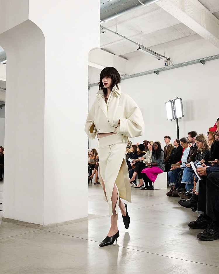 短版夾克是本季最令人驚豔的單品之一。Sportmax以俐落線條結合建築結構思維,創造出「柔中帶硬」的力量感。皮革、羊毛與透膚材質的混搭,使夾克不再只是實用外套,而成為能呼吸、能流動的雕塑。