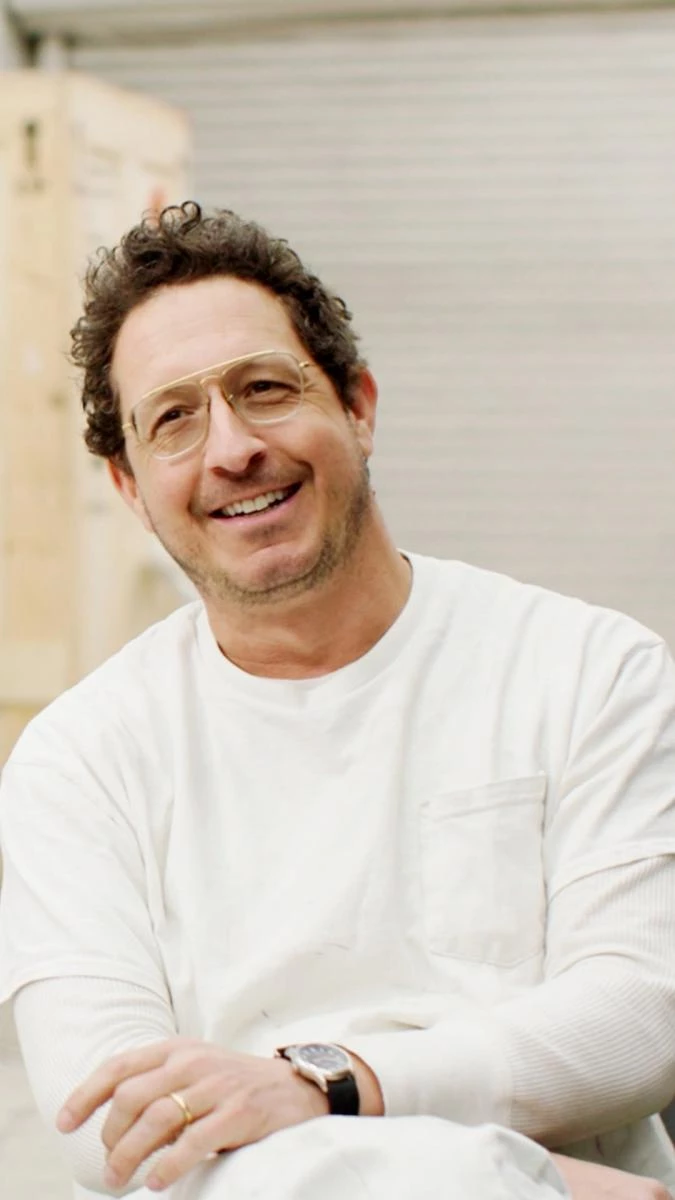 現年 54 歲的 Tony Matelli(托尼‧馬特利,以下簡稱:托尼),是來自美國的當代超寫實雕塑藝術家,他以極為精細、逼真的雕塑聞名,他的作品經常以一比一的模式呈現,但不是為了複製現實,而是質疑我們所看見的現實,並透過弔詭的配置手法,刻意製造初視覺的「錯位」,在脫離邏輯與秩序的空間中,打破日常觀看的慣性,又參雜難以言喻的不安以及焦慮。