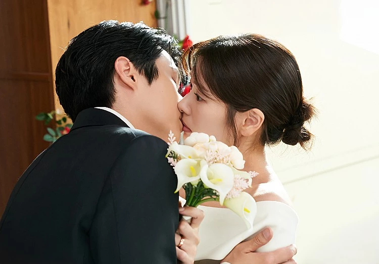 《宇宙 Marry Me？》由曾打造《又，吳海英》的導演宋賢旭執導，聯手《心懷叵測的恢單女》、《警校菜鳥》的編劇李荷娜操筆，劇情講述被渣男未婚夫拋棄的設計師柳美里，意外中獎獲得豪華新婚房，但領獎的唯一條件就是要與丈夫一起入住，柳美里逼不得已只好找來與未婚夫同名同姓的金宇宙假扮另一半，展開為期 90 天的假結婚挑戰。