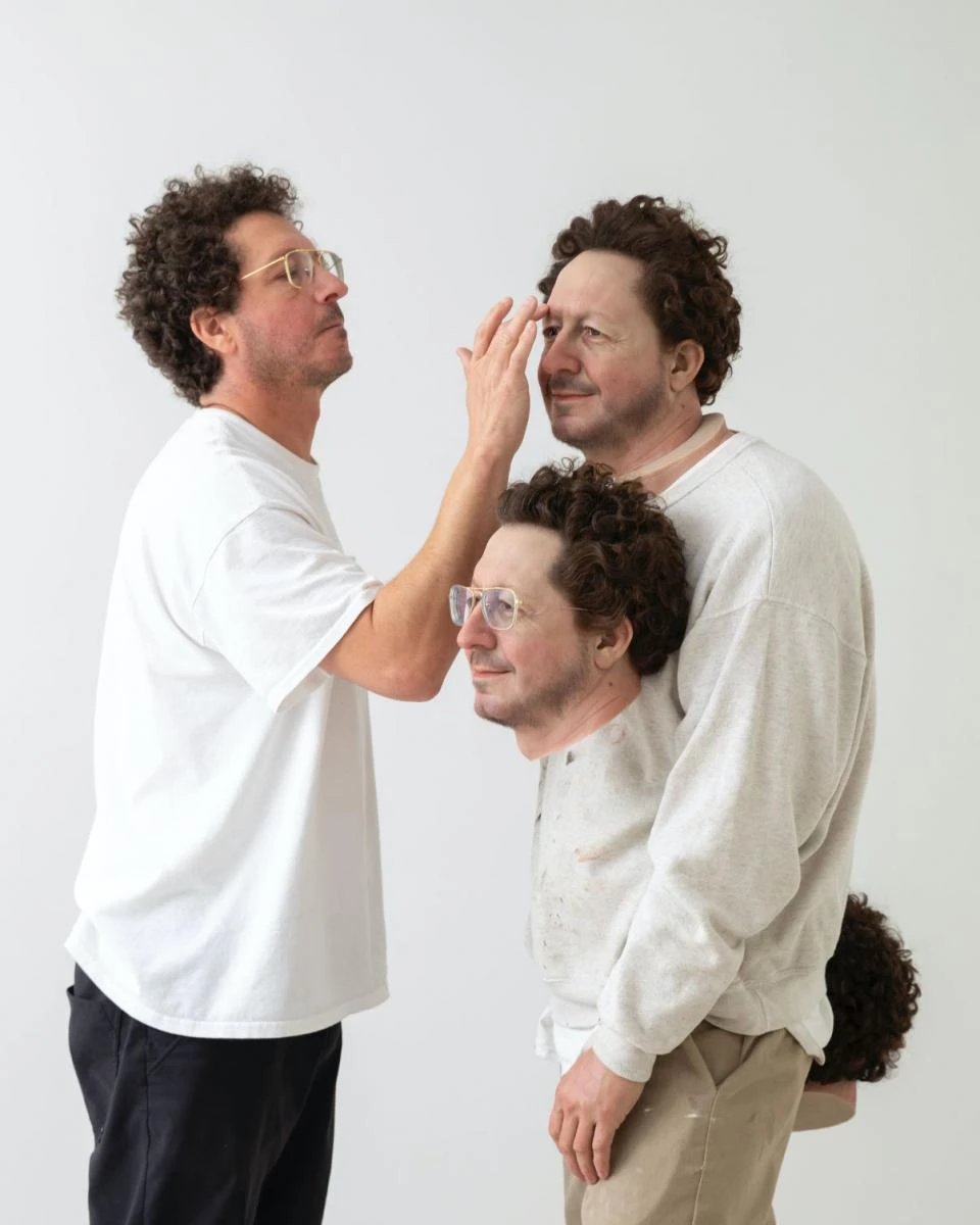 「我出生於芝加哥,25 歲時搬到紐約,然後開啟了藝術家生涯。」托尼從小就對藝術有興趣,他認為所謂的「夢想」,是可以自由地去做任何想做的事,「身為藝術家,你可以做很多事情,而唯一的限制,卻是我們的想像力。」誠如這次於毓繡美術館展出的《托尼‧馬特利:佈局》,「我想傳達的是:每件事情都包含著不同面向,你不應該只看見某一面而已。」