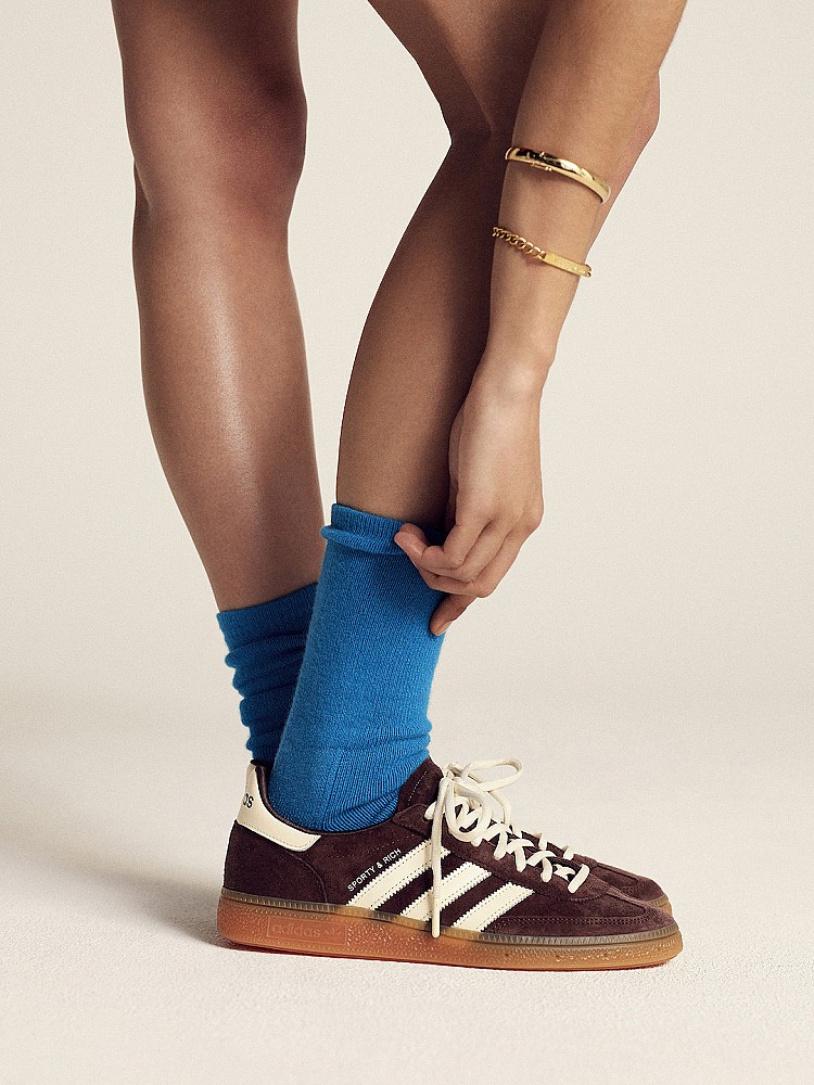 德訓鞋其實是 「德軍訓練鞋」 的簡稱（英文 German Army Trainer，簡稱 GAT），最早出現在1970～80年代的西德軍隊，當時作為軍方提供給士兵做室內訓練用的標準鞋款，特色是簡約耐用、強調實用性與舒適性，通常以皮革、麂皮拼接與橡膠鞋底製成，外觀乾淨俐落、不刻意裝飾。