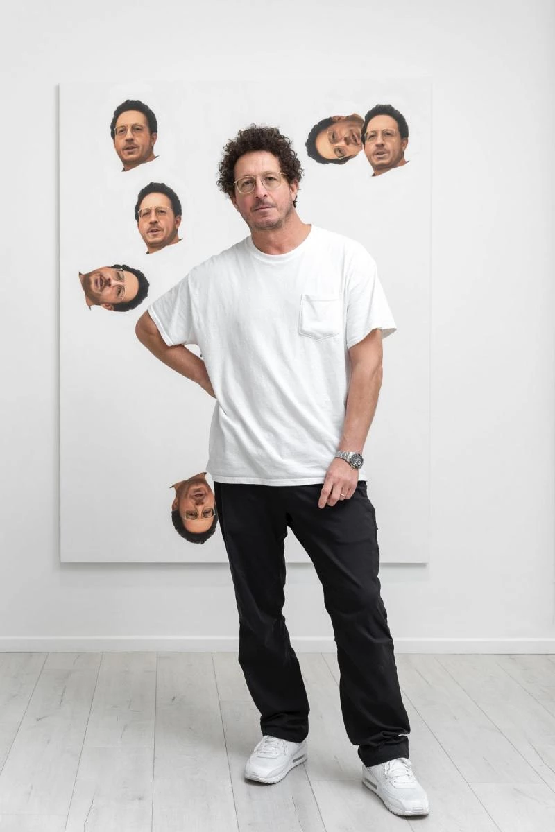 談到這次展出中,私心最愛的作品,托尼表示:「我其實很喜歡這三件肖像畫,因為對我來說,我把它們視為另一個展覽的指引。一開始,只是一個小小的拼貼創作,後來,我把它變成一幅畫。我知道這些作品不是展覽中最重要的物件,但對我來說,不知道為什麼,我真的很喜歡它們。我喜歡。」不同於過去我們熟知的雕塑作品,這三件平面畫作成了他的最愛。