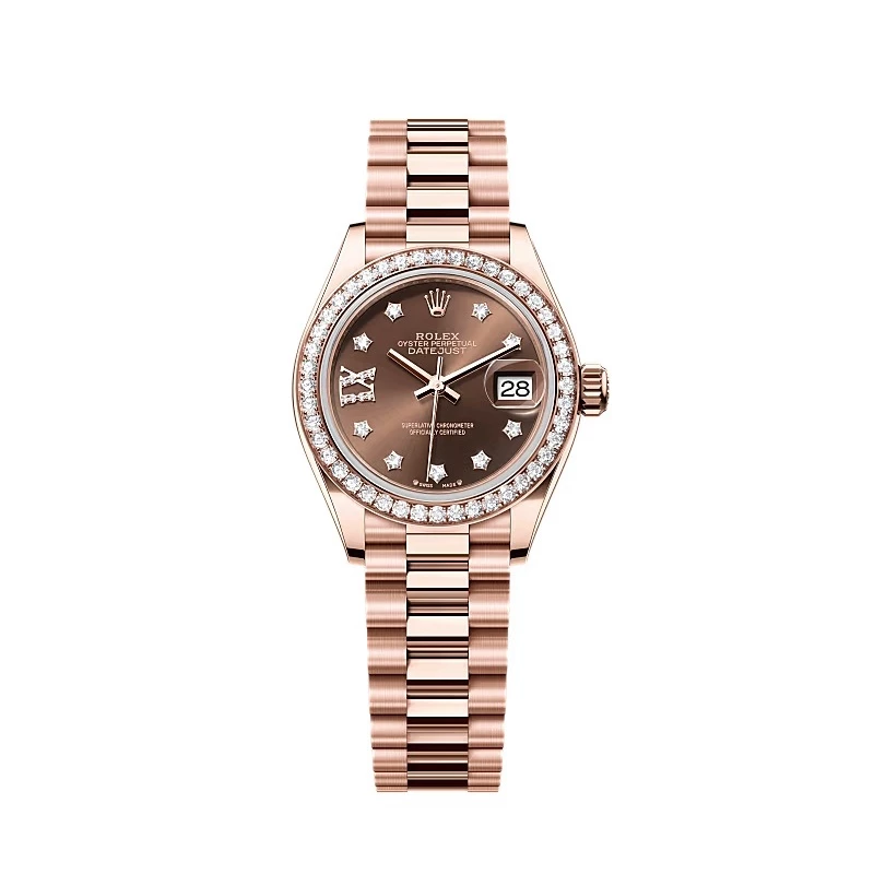 Lady-Datejust 是勞力士對女性經典的最高禮讚。這款28毫米的18K永恆玫瑰金腕錶，散發柔和卻堅定的氣場。巧克力色太陽光線錶面在光線下呈現細膩漸層，彷彿女人成熟後的光澤——不張揚，卻令人無法忽視。鑽石時標與鑲鑽外圈呼應著細節之美，而元首型（President）錶帶的設計，更讓腕錶與肌膚無縫貼合，展現極致工藝。每顆寶石皆由工匠手工鑲嵌，比例、排列與亮度都經精密校準。那份嚴謹與優雅的結合，正如現代女性，外柔內剛，優雅卻堅定。