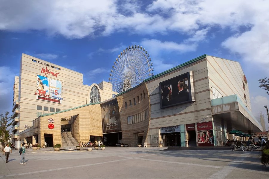 華城匯位於大直商圈核心，周邊集結美麗華百樂園、NOKE 忠泰樂生活、亞洲藝術中心，以及台北萬豪酒店等重要地標，步行即可串聯百貨購物、特色餐飲與藝文展覽，形成兼具生活與文化機能的商業聚落。此外，館內同步導入互動式 AI 系統，整合會員服務、CRM 智慧管理與數位科技應用，讓消費者從進館開始，就能感受智慧零售與五感體驗結合的新型態百貨。