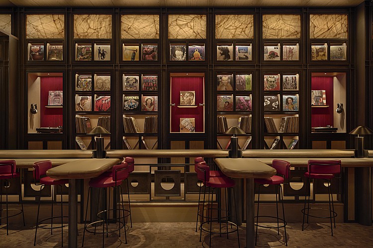 地下一樓 Playback 以日式文化與黑膠靈感，融合音樂現場與創意調酒，將節奏與情感化為味蕾共鳴