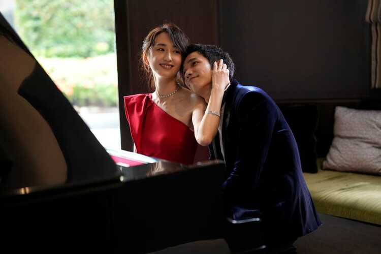 出道至今便靠著《必娶女人》與《想見你》二度入圍且二度封金鐘視后的柯佳嬿,對於其他對手來說完全是零失手的可怕存在,這次則靠著《童話故事下集》中的林宜玲與楊謹華三度對決,她在劇中飾演一位婚後被柴米油鹽與婆媳問題壓得喘不過氣的妻子,讓許多都會女子深感共鳴。