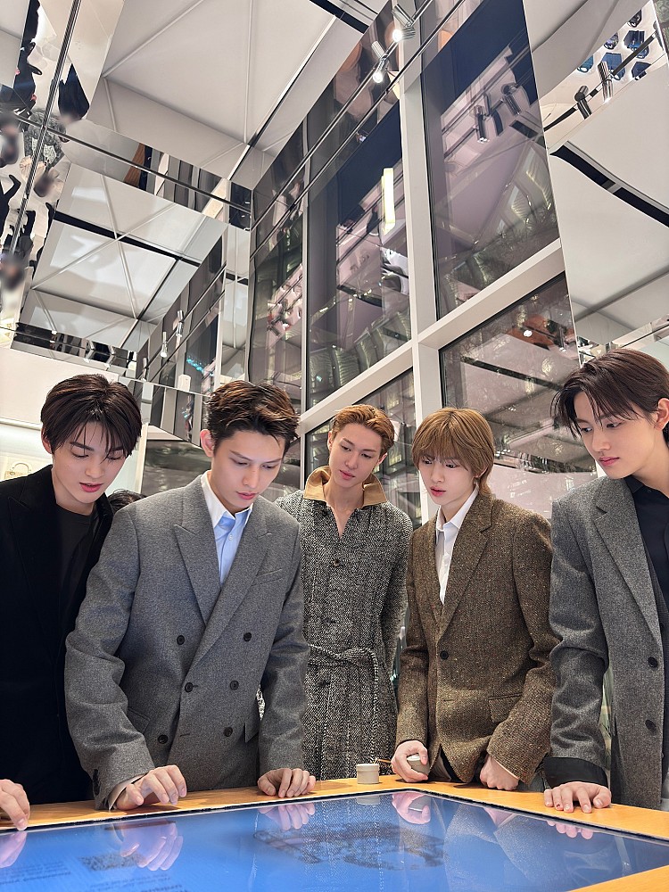 現象級男團Cortis精品代言有譜了?受邀出席Dior於首爾聖水洞舉辦的2026春夏系列發布活動,這不僅是 Dior 為全新系列上市舉辦的重要場合,更是Cortis 成團100多天以來第一場精品品牌活動,現場的粉絲雷動!