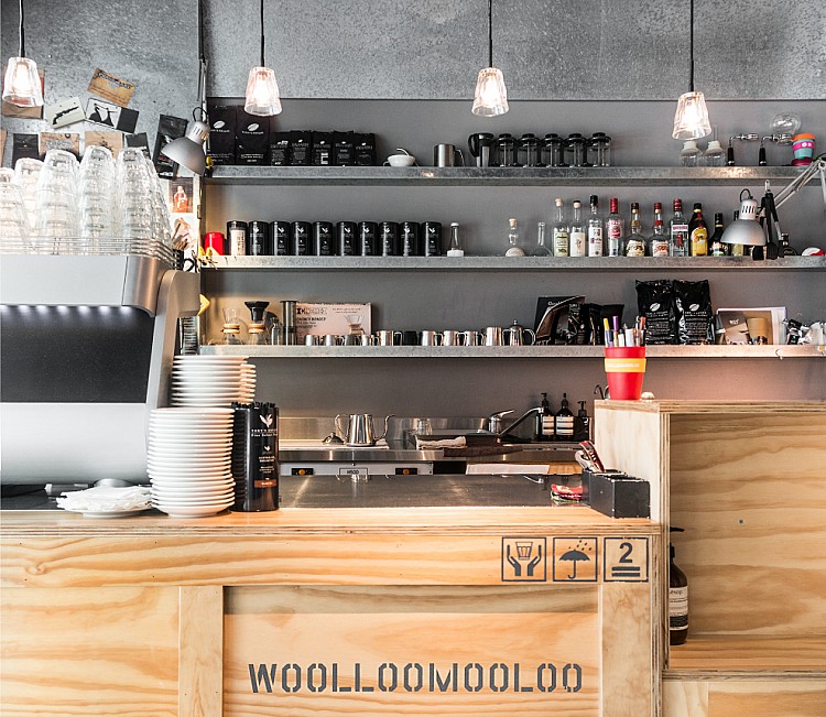 Woolloomooloo 信義店宛如一座都市裡的工業美學展演現場，灰白鋼構與溫潤木質桌面交織出冷與暖的微妙平衡