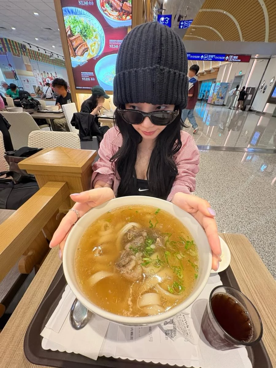 Karina 因私人行程提前返韓,途中在桃園機場第二航廈轉機時,驚喜於 Instagram 分享了一張享用清燉牛肉麵的照片,立刻在粉絲間引起熱議。