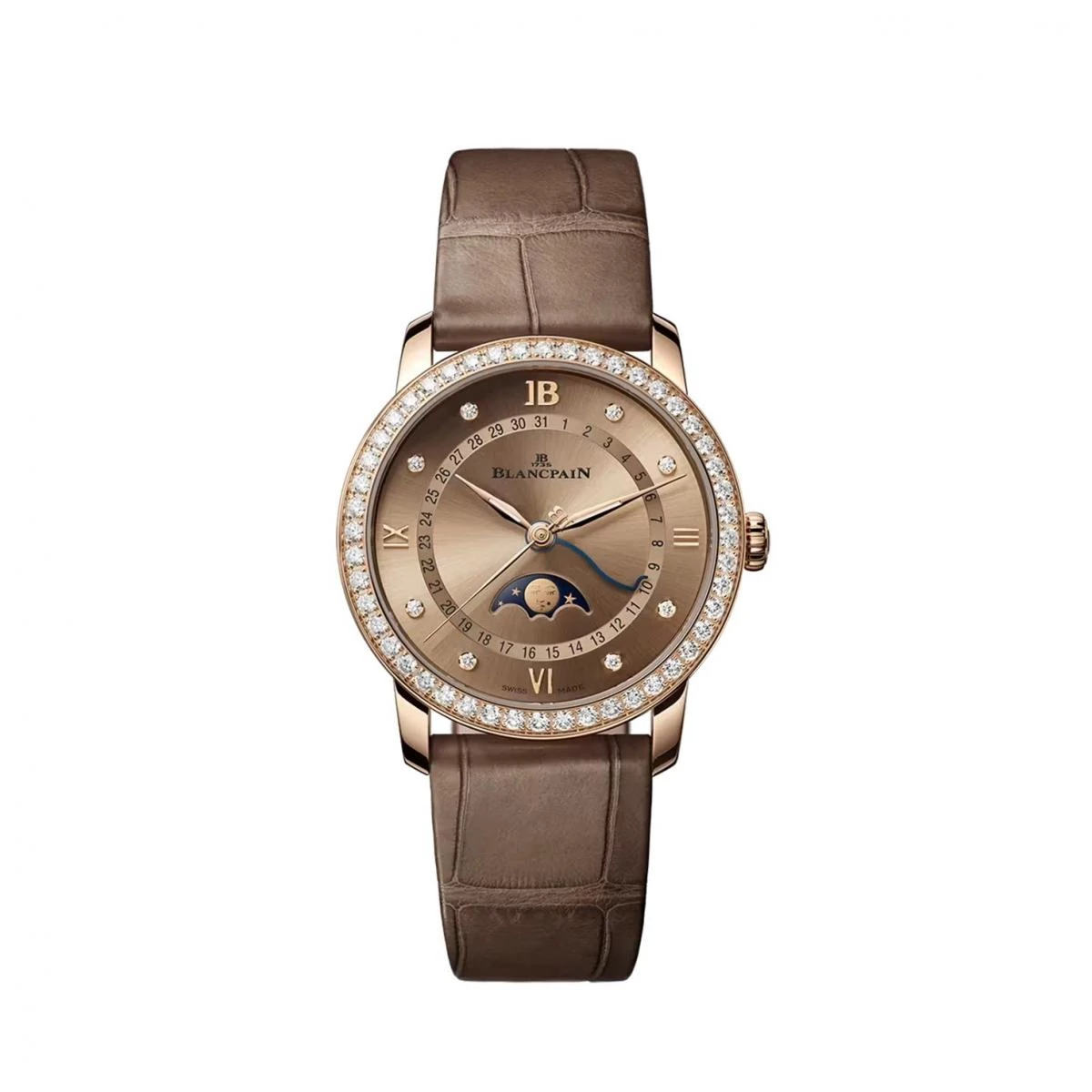 Blancpain 向來擅長用機械語言表達情感。這枚 Villeret Quantième Phases de Lune 月相腕錶，以33.2毫米玫瑰金錶殼搭配棕色鱷魚皮錶帶，溫潤如秋日晨光。月相盤上帶著品牌經典的「微笑月亮」臉龐，象徵浪漫與理性的共舞。寶珀獨有的安全機芯結構，能避免設定時損傷齒輪，體現製錶智慧。而環形日曆刻度，讓時間的推移更具節奏感。它的魅力，在於讓佩戴者在忙碌間，也能以一瞥，記起生活的詩意與溫柔。