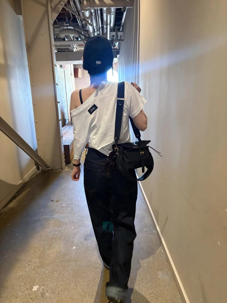 Karina 背尼龍包輕鬆現身桃園機場,瞬間掀起熱議,也再度證明「Prada 尼龍包」的經典魅力難以抵擋。