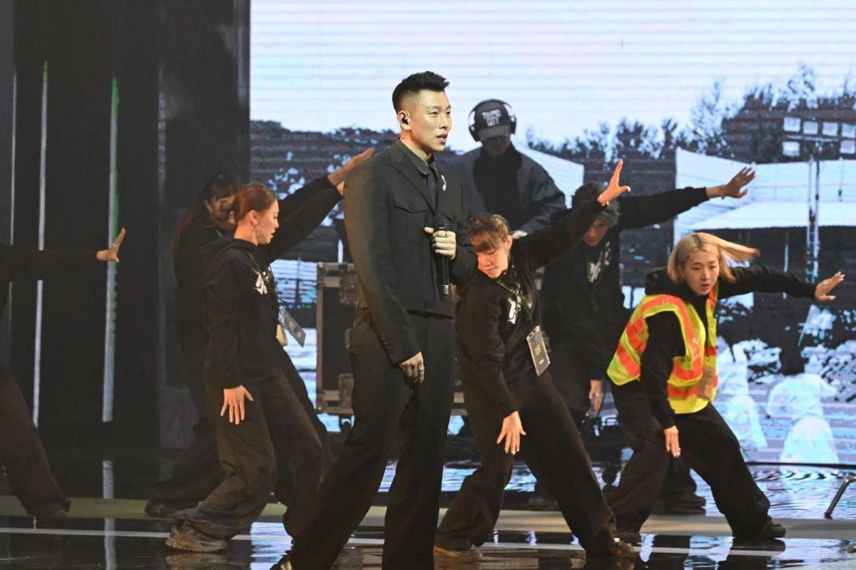 開場影片結束後,由頑童 MJ116 率先登台,以〈兄弟們要進城〉與〈Here We Are〉點燃全場,雖然收音略有瑕疵,但現場氣氛依舊沸騰。最驚喜的畫面,莫過於小春走入觀眾席時,李安導演竟在後排默默跟著節奏搖擺,萌度破表,直接成為全場最可愛的彩蛋。隨後典禮火力全開,金曲歌后李竺芯、孫盛希以及創作人黃奇斌輪番登場,為今年音樂舞台鋪下豪華序曲。
