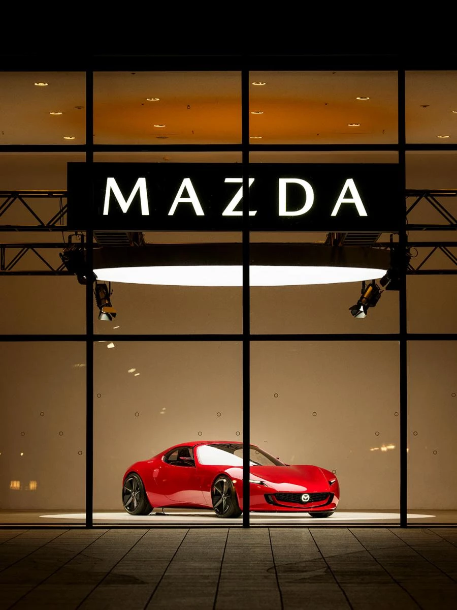 穿梭於臺中國家歌劇院之中，緩緩書寫 ICONIC SP 概念跑車的極致美學。MAZDA 以全新品牌精神「Smile Every Mile」作為參展主軸，將駕馭樂趣從移動本身延伸至觀展體驗，構築富含情感共鳴的旅程式敘事。大面積清透玻璃引入自然光線，映照於車身之間，藉由流暢的車身線條，回應有機的建築語彙，揉合國際級文化地標的設計美學。透過觀者的視角，探索建築、速度與工藝間的共鳴，待你推開臺中國家歌劇院之門，讓每段旅程，樂趣紛呈。