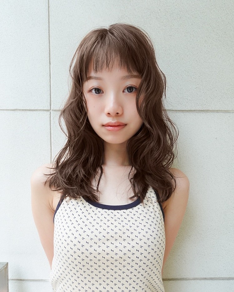 奶茶棕髮色造型推薦12:眉上瀏海水波捲