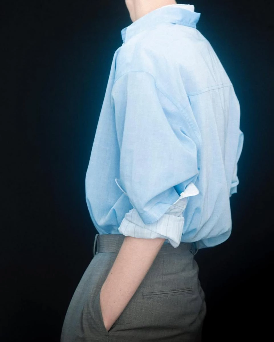 雖然小露肌膚可提升吸引力,但過於性感的服裝例如深V、迷你裙或過度打扮反而被認為不莊重,不只會讓月老會覺得你「不是來認真求緣的」,同時這樣的穿衣模式同樣是各大廟宇的禁忌。