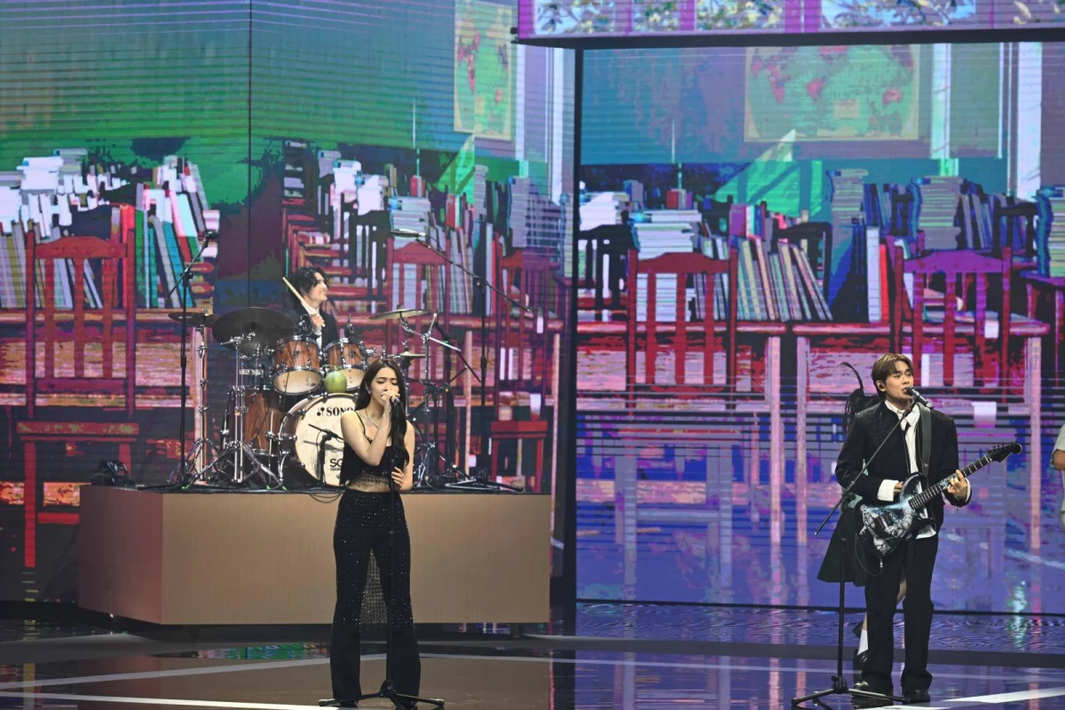 今年入圍最佳原創電影歌曲的三組音樂人——戴佩妮、告五人、9m88——更接力開唱,把典禮推向真正高潮。戴佩妮以空靈深情的〈布秧〉,唱出《地母》中土地與生命的律動;告五人帶來《有病才會喜歡你》插曲〈我天生——有病版〉,用搖滾能量描繪青春的笑淚;9m88則以慵懶磁性的聲線詮釋《大濛》的〈大濛的暗眠〉,唱出亂世裡的柔情與蒼涼。此外,兩度入圍影后的王淨也在典禮中獻聲,為所有入圍者配音唸名。從開場到競賽歌曲,整體陣容堪稱金曲級滿貫,讓今年金馬舞台情緒始終飽滿、高潮不斷。