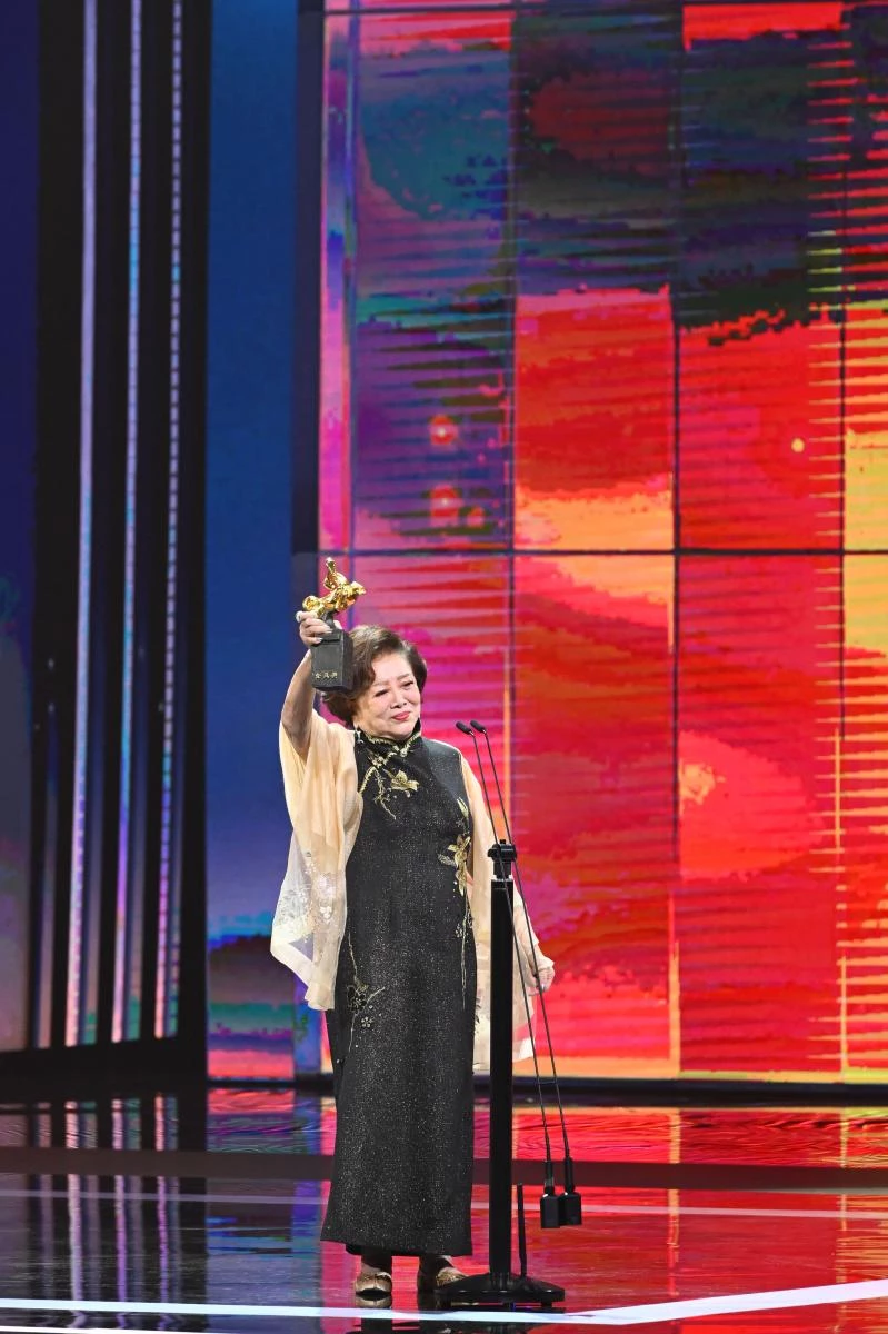 今年金馬最感人的一幕,莫過於陳淑芳以68年的演藝歲月獲頒「終身成就獎」。由《孤味》中的三位「女兒」謝盈萱、徐若瑄與孫可芳親自將獎項獻給銀幕上的母親,畫面溫暖又動人。典禮特別播放一段訪問影片,她先唸出「女孩子、小姐、阿姨、媽媽、阿嬤」等女性一生的階段,再接著唸出自1957年出道以來演過的所有角色名,像在為自己的一生翻頁,也讓全場跟著她的聲音回望台灣影視的時代記憶。走上台時,她以最樸實的話語回顧這條路:「這68年,我演過上百部電影,很多角色名字都忘了。常常為了一場戲拍十幾二十次,拍到深夜、拍到天亮,只為給觀眾最好的表演。」她說,有些角色情緒太深,收不了心,哭著拍、哭著坐車回家、哭著睡著,但從來不喊累,「因為這就是我一生的志趣。只要還有熱情,不用在意年齡,我希望可以一直演下去。」最後,她不忘喊話:「我不漲價!」逗笑全場。淑芳阿姨在熱烈掌聲中,為這份跨越一甲子的熱愛寫下最動人的註腳。