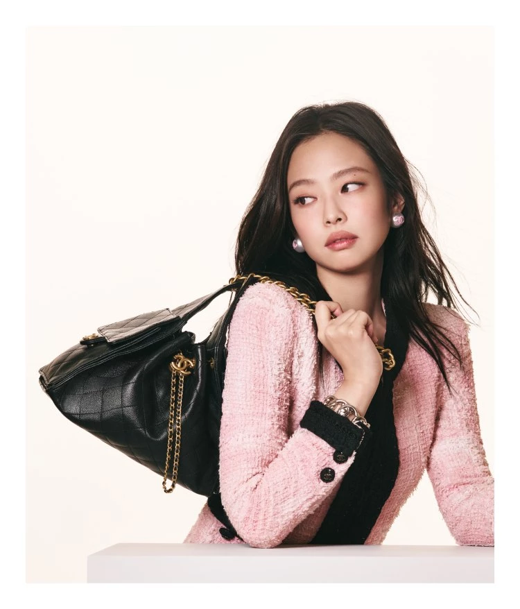 Jennie身穿粉色服裝,入鏡Chanel 25包形象照。