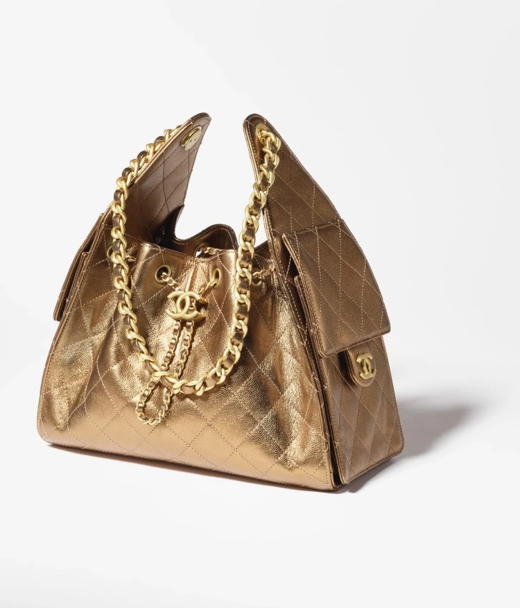 這款金色的皮質的 Chanel 25,是發表於杭州工坊大秀的作品,其包款色澤讓人聯想到烏木屏風上點綴的金色色彩,整體古典的光澤,呈現出更為內斂的氣質。