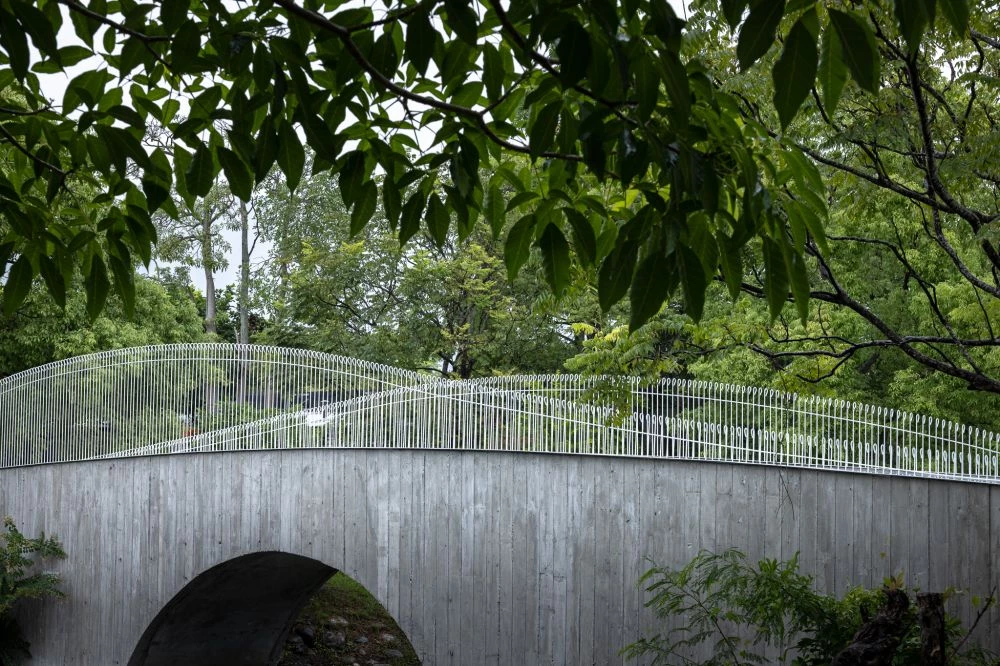 坐落於花蓮高農的生態池上,有兩座名為「植生棧」與「雲山橋」的景觀橋。在李佳臻建築師事務所的打造下,嘗試打造讓校園師生都能安心使用的生態教學場域,並在施工的過程中,將環境負荷降至最低。