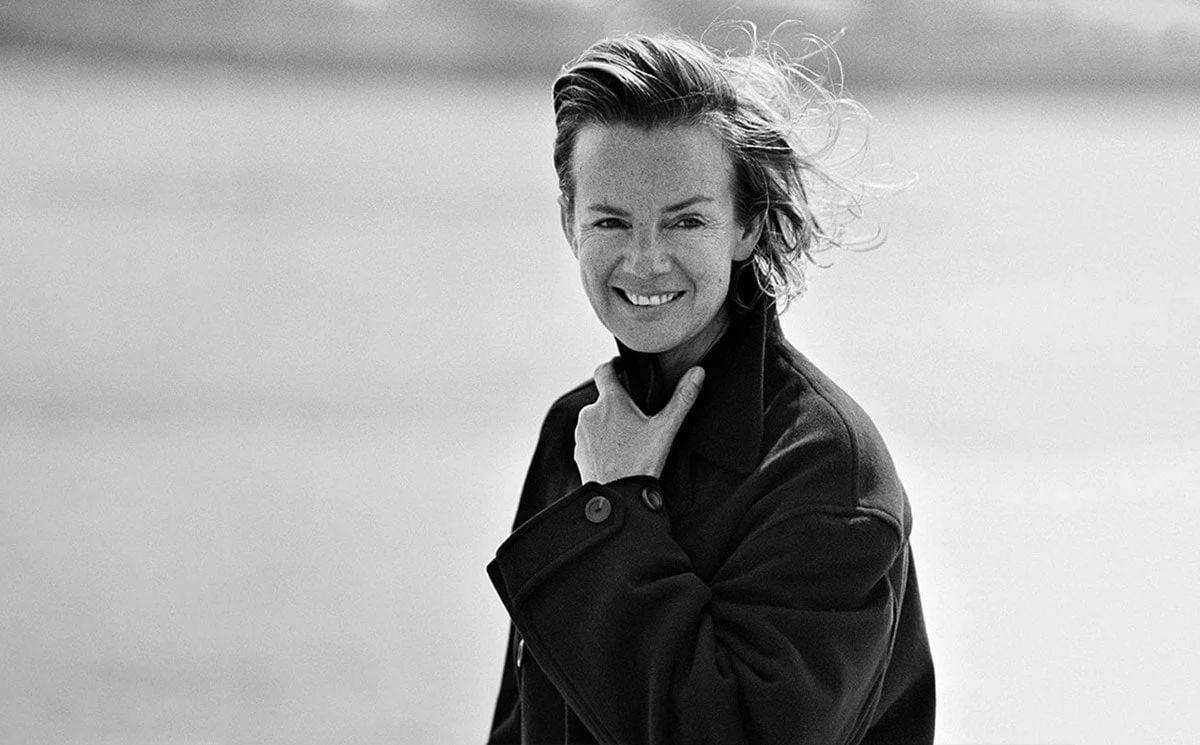 談到 +J，必須先從 Jil Sander 說起。這位來自德國的設計師，被譽為「極簡主義女王」，自 1970 年代起便以克制、精準、去裝飾化的設計風格，重新定義女性服裝。
