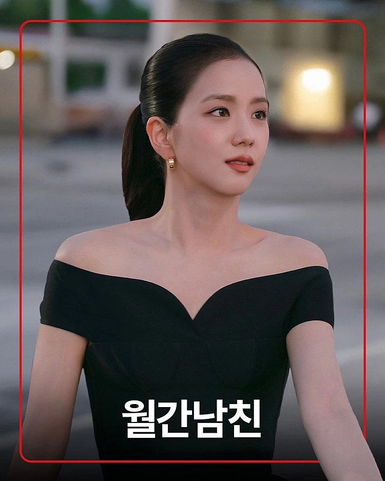 BLACKPINK 成員 Jisoo 終於又帶來她的最新作品!這次飾演一名平凡上班族徐美萊,被工作消耗到對戀愛完全提不起勁,卻因一個虛擬交友服務重新被情感牽動,在這個可訂閱、甚至可以客製化的戀愛體驗裡,她逐漸分不清自己需要的是安全無負擔的虛擬陪伴,還是真實世界的關係連結。