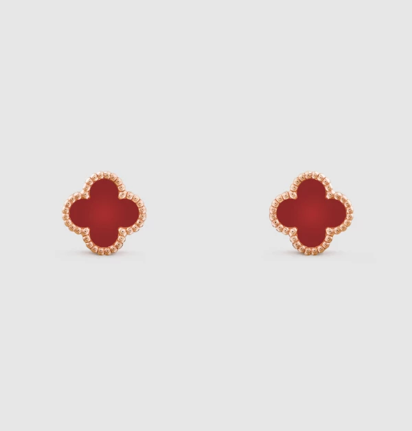 提到2026年開運珠寶的首選,莫過於Van Cleef & Arpels 梵克雅寶舉世聞名的「Alhambra」系列。這一經典之作,以標誌性的四葉草輪廓演繹幸運之姿,每一片葉瓣,都像是在訴說著對未來的祝福。