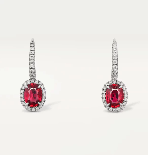 這對Cartier「Destinée」耳環,完全體現了什麼叫作「極致的浪漫」!它的圓環造型優雅又精緻,上面鋪鑲滿了閃耀的明亮式切割鑽石,那種火光真的會讓人目眩神迷。