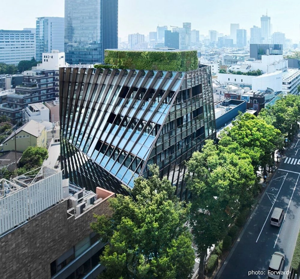 東京再添新地標!全新購物中心「原宿 Quest」正式亮相,預計於 2025 年 9 月 11 日盛大開幕,坐落於潮流聖地原宿與表參道交界,緊鄰原宿車站,步行僅 5 分鐘。這座全新商業空間由義大利奢侈品牌 Prada 的御用建築團隊——荷蘭知名建築事務所 OMA 操刀設計,結合透明立面、綠意平台與開放式廣場,重新定義購物中心的未來樣貌。不僅將成為東京購物與建築美學的焦點,也將迎來全日本最大 NIKE 旗艦店進駐。