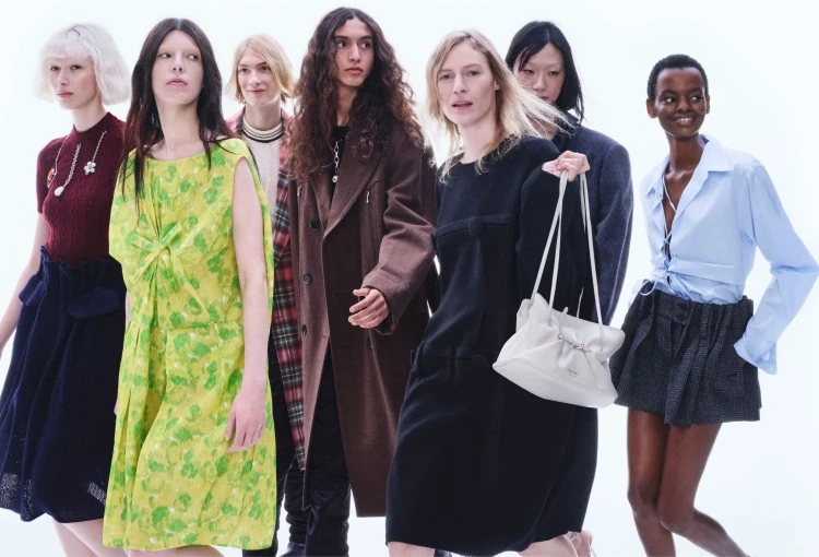 「想像一場永不停歇的行走。」Prada 2025秋冬形象廣告的開場景象,模特兒們穿梭其中,不為任何具體目標,只為那股向前的本能。