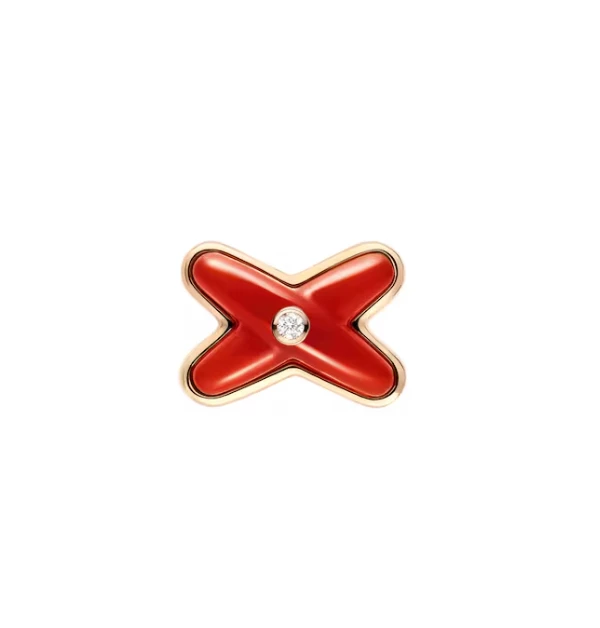 個人非常喜歡Chaumet「Jeux de Liens」系列,對於情感連結的設計隱喻,然後用非常現代感的手法,重新定義。其最出名的標誌性「✕型」連結設計,就像是牽繫起兩人命運的紅線一樣,緊密而不可分割。