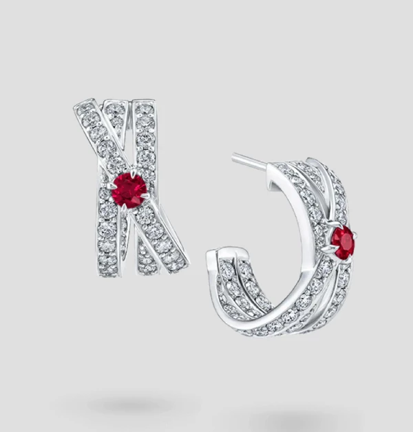 這對Harry Winston「Crossover」紅寶石耳環,同樣也是用了非常現代的風格重新演繹了品牌經典元素,將每一顆鑽石與寶石的光彩發揮得淋漓盡致。