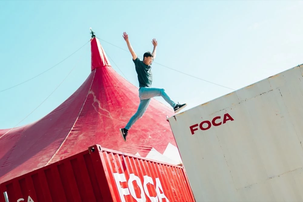繼去年馬戲藝術節於高雄登場後，今年春節 FOCASA 馬戲團攜手林懷民、幾米，於台中市戶外圓滿劇場暨文心森林公園舉行，打造一座限定 6 天的馬戲主題樂園。活動結合藝術、市集、遊逛與節慶的跨界交融，形成一場文化嘉年華，成為春節旅遊的最佳首選，吸引所有大朋友、小朋友一同共襄盛舉。